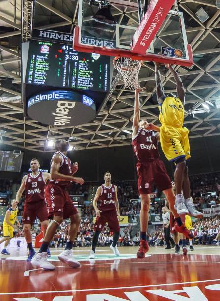 争议！梅努要20万周薪，曼联拒续约，多队伺机挖角